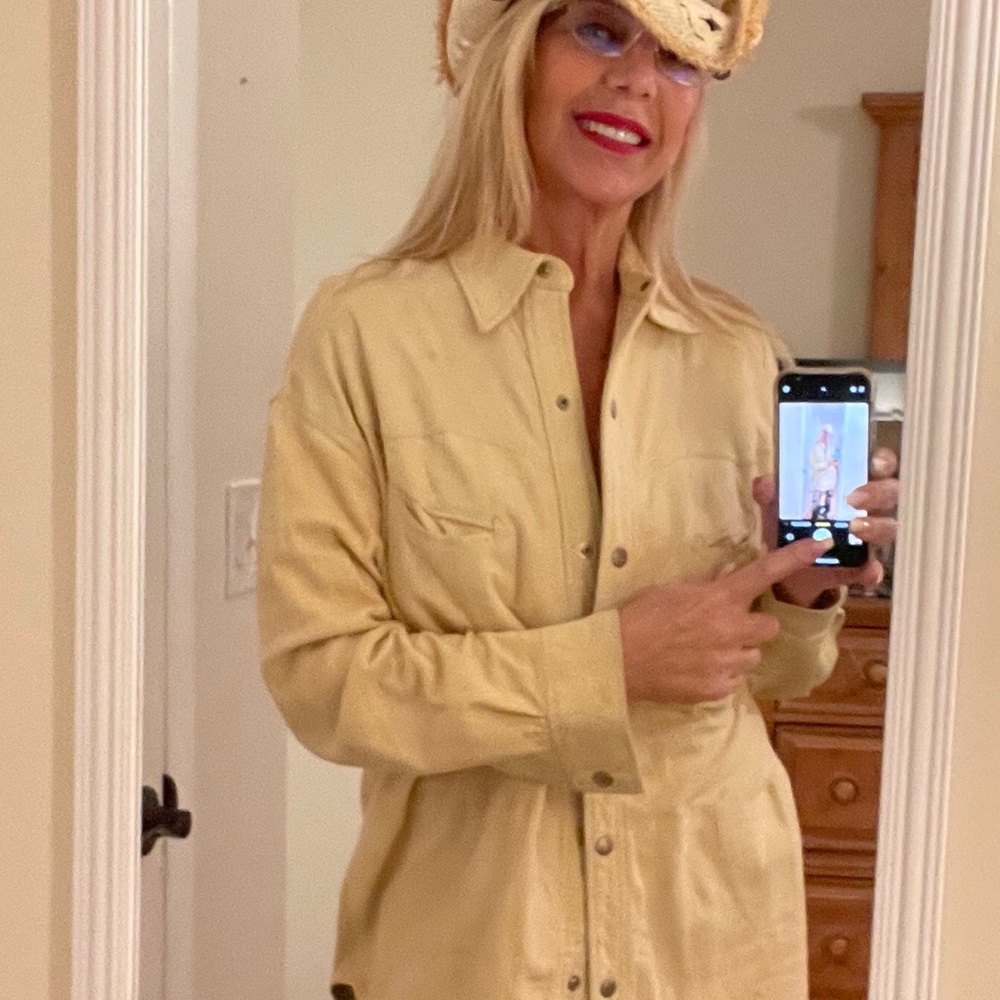 💕DKNY SUEDE CREAM COLOR SHIRT